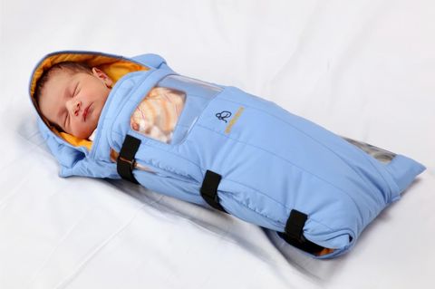 Courtesy Embrace Global Frühgeborenes im Schlafsack