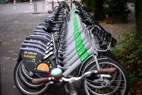 Mietfahrräder von Nextbike stehen in einer Straße in Berlin-Friedrichshain. (Symbolbild) Foto: Bernd von Jutrczenka/dpa