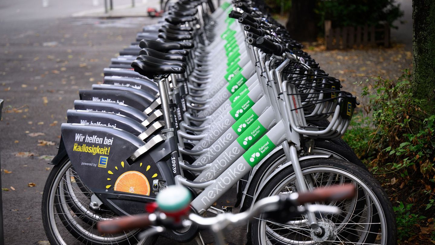 Mietfahrräder von Nextbike stehen in einer Straße in Berlin-Friedrichshain. (Symbolbild) Foto: Bernd von Jutrczenka/dpa