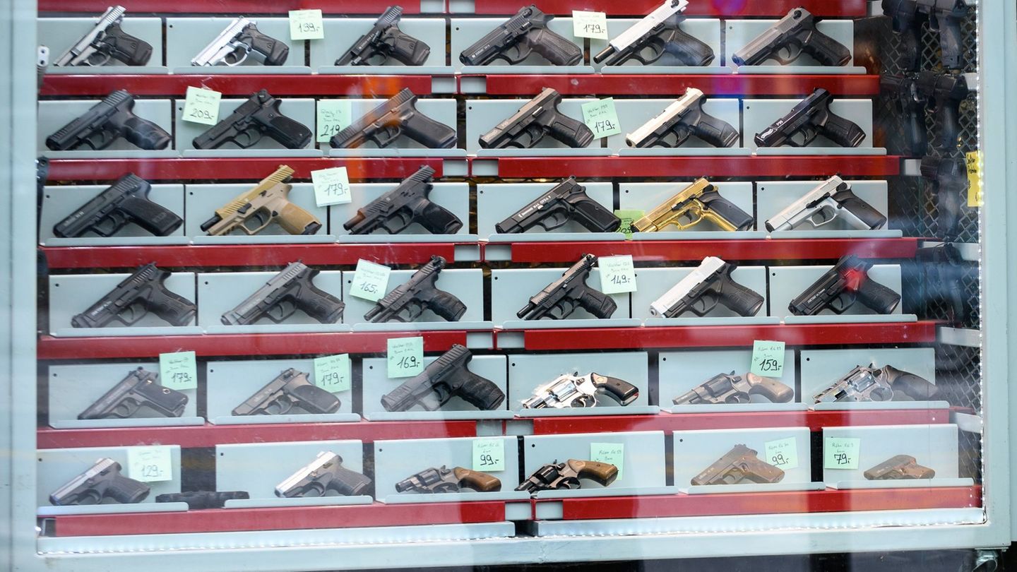 Das Interesse der Menschen für Schreckschusswaffen steigt. (Foto-Archiv) Foto: Str/dpa