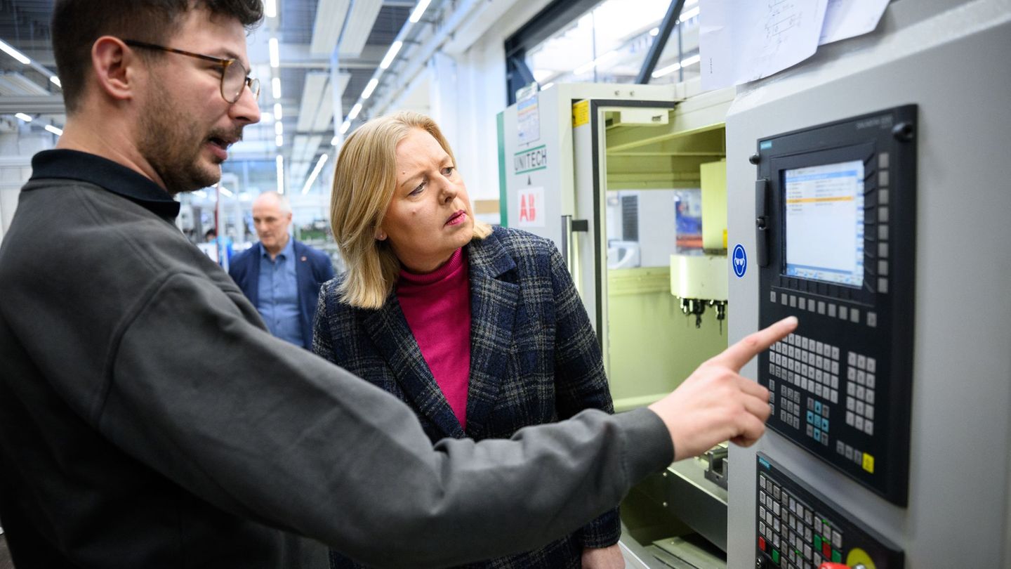 Bas wirbt für überbetriebliche Ausbildungszentren. Foto: Bernd von Jutrczenka/dpa