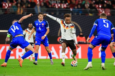 Assan Ouédraogo (M) bei seinem DFB-Debüt gegen die Slowakei. (Archivbild) Foto: Jan Woitas/dpa