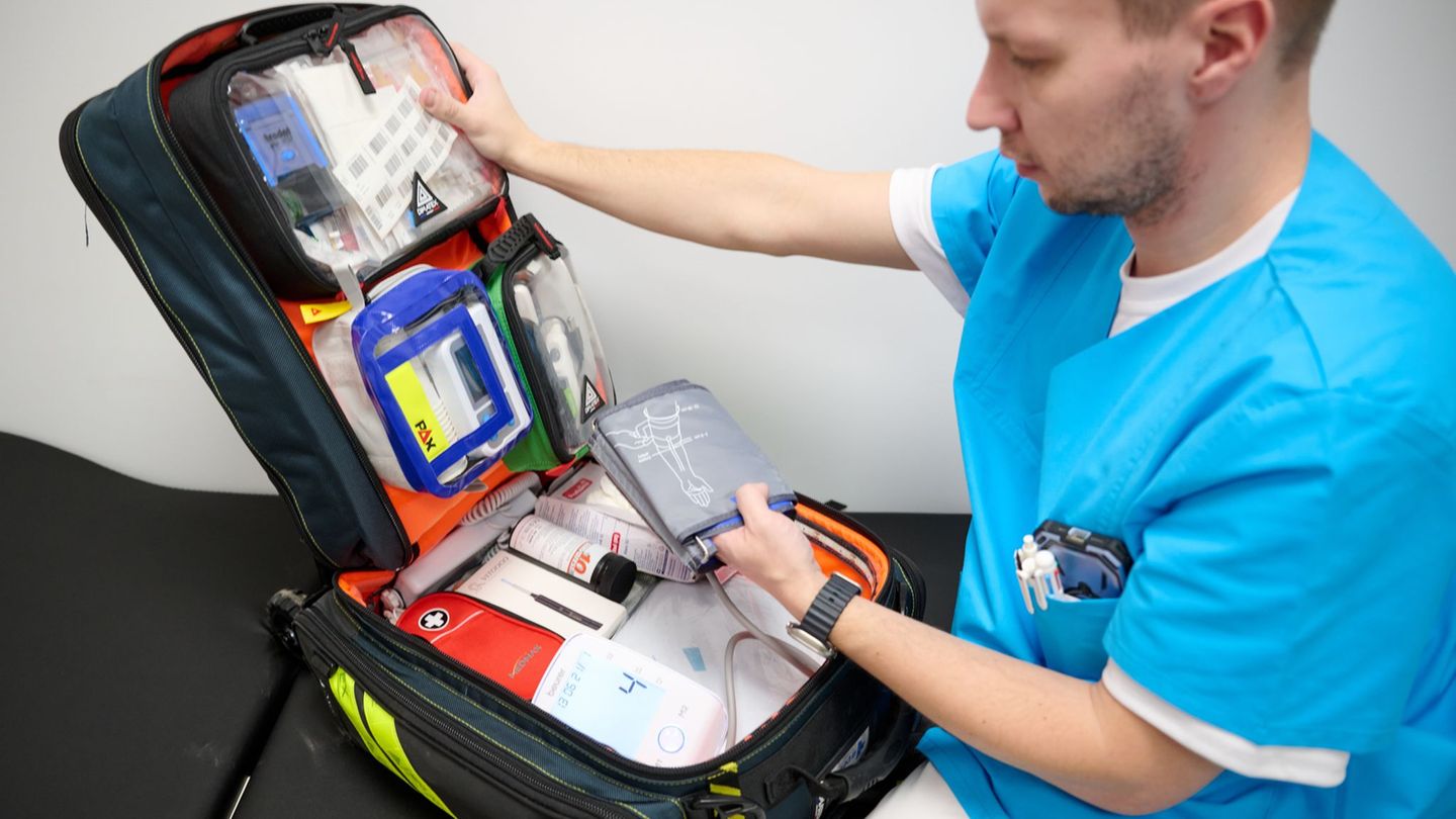 Die mobile Dihva-Außenstelle der Hausarztpraxis passt in einen Rucksack: 50 diagnostische Werte können mit der Technik gemessen