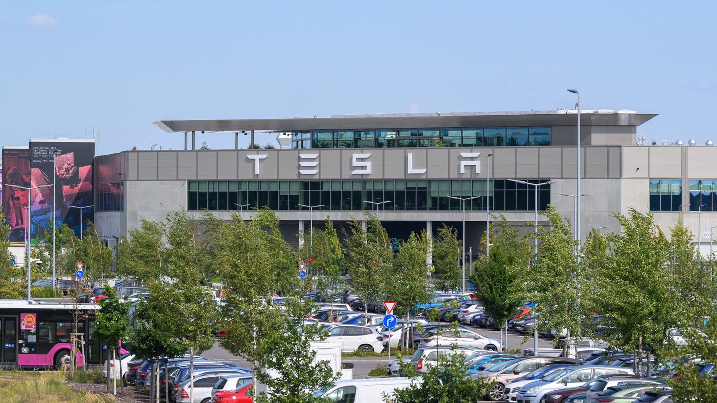 Der US-Elektroautobauer Tesla spricht von Arbeitsplatzsicherheit in der Fabrik in Grünheide (Archivbild). Foto: Patrick Pleul/dp