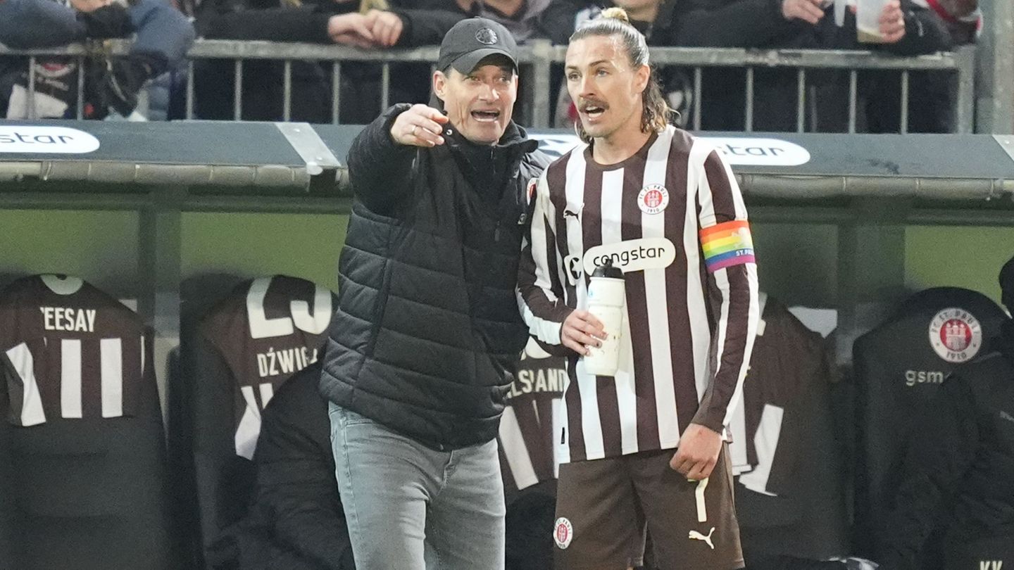 Der Cheftrainer und sein wichtigster Spieler: St. Paulis Alexander Blessin (l) kann wieder auf Kapitän Jackson Irvine zurückgrei