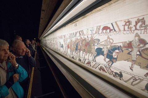 Kleine Fragmente des Teppichs sind jetzt in Bayeux zurückgegeben worden. (Archivbild/Illustration) Foto: Loic Venance/AFP/dpa