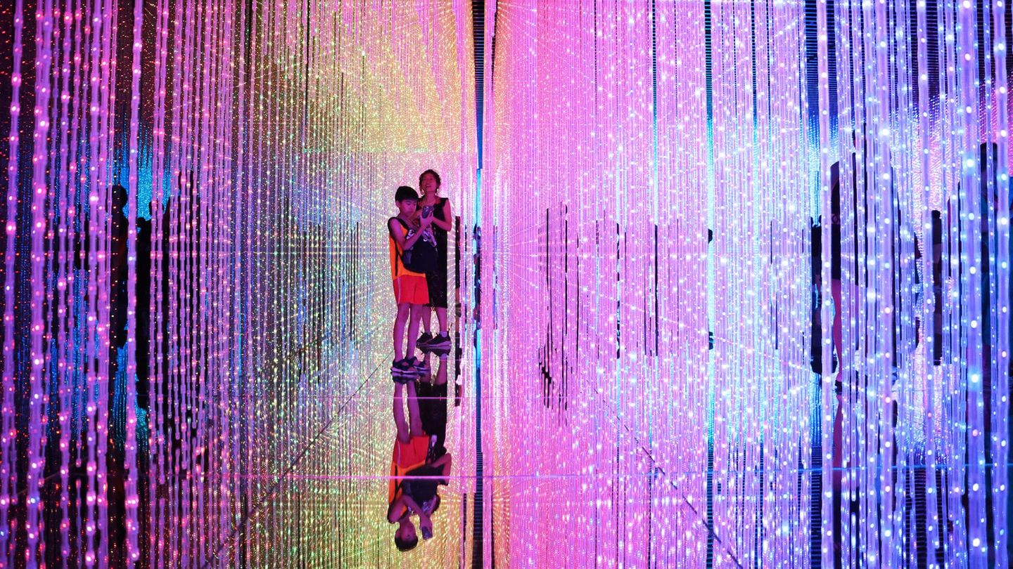 Marina Bay Sands, Singapur. Wer es bunt, glitzernd und experimentell mag, für den lohnt sich ein Besuch in der schillernden Zukunftsweltausstellung in Singapur. Die interkative Ausstellung zeigt nicht nur historische Werke namhafter Künstler wie Leonardo da Vinci, Vincent van Gogh und Salvador Dalí, sondern beschäftigt sich auch mit zeitgenössischen Themen wie Meeresbiologie und Weltraumforschung   