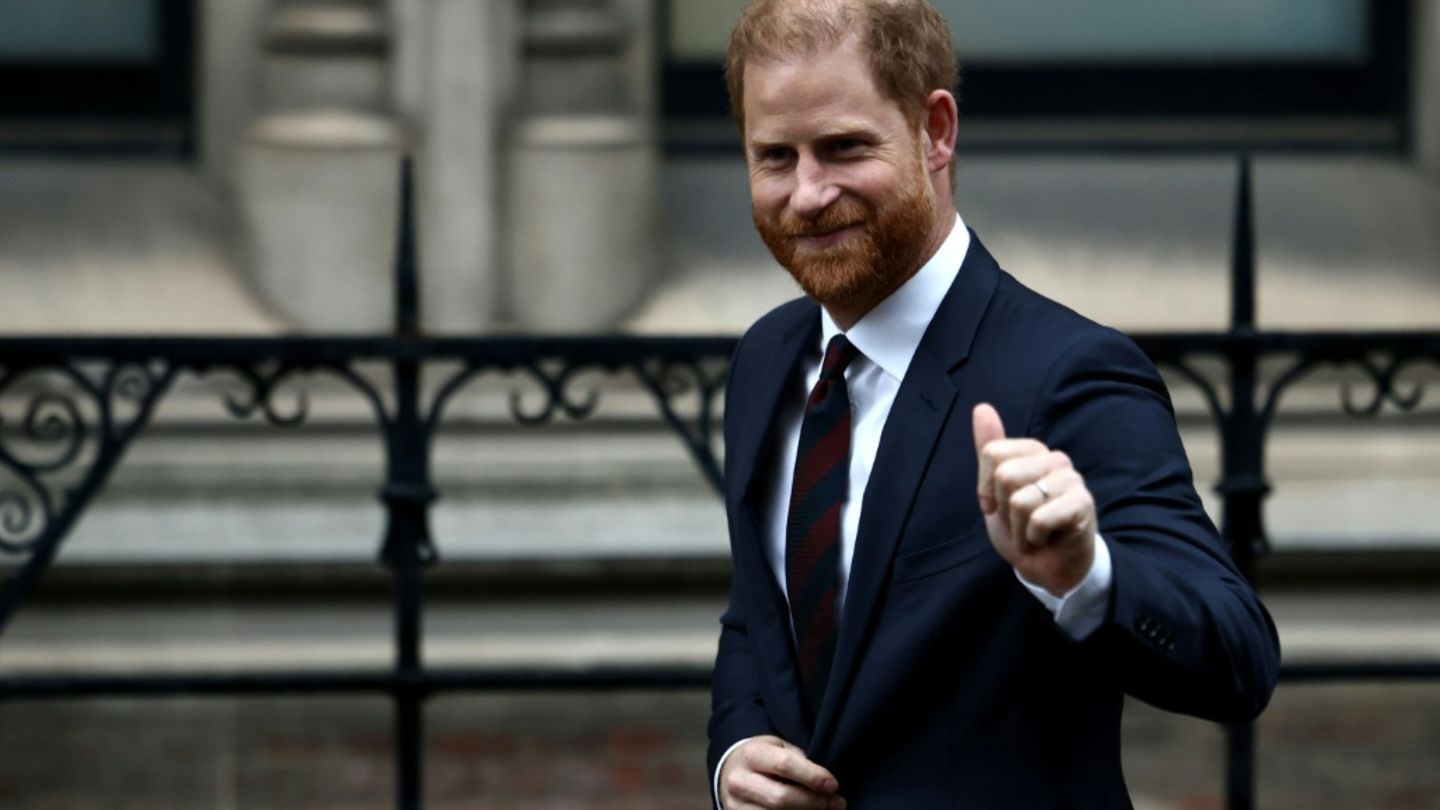 Prinz Harry beim Verlassen des Gerichtsgebäudes