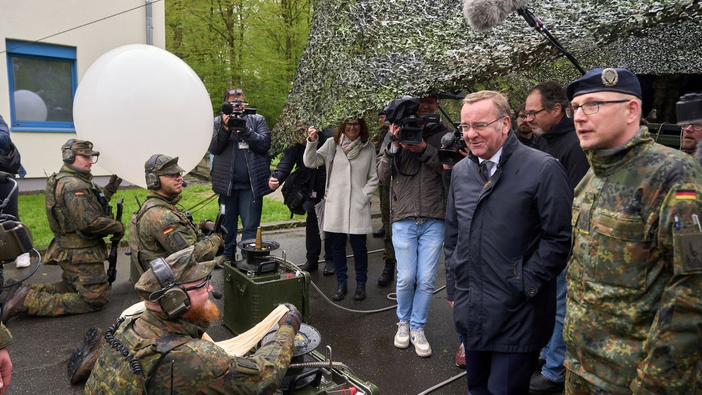 Die Bundeswehr übt das Abwerfen von Flugblättern in Ostsachsen. (Archivbild) Foto: Thomas Frey/dpa