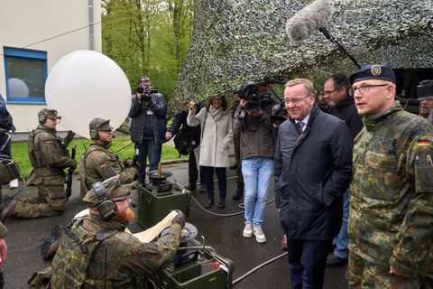 Die Bundeswehr übt das Abwerfen von Flugblättern in Ostsachsen. (Archivbild) Foto: Thomas Frey/dpa