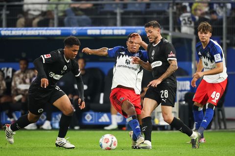 Das Spiel in der Hinrunde, damals siegte St. Pauli mit 2:0 beim Rivalen. (Archivbild) Foto: Christian Charisius/dpa