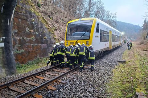 Einsatzkräfte der Feuerwehr schoben den Zug aus dem Tunnel hinaus. Foto: Markus Frank/Feuerwehr Calw/dpa