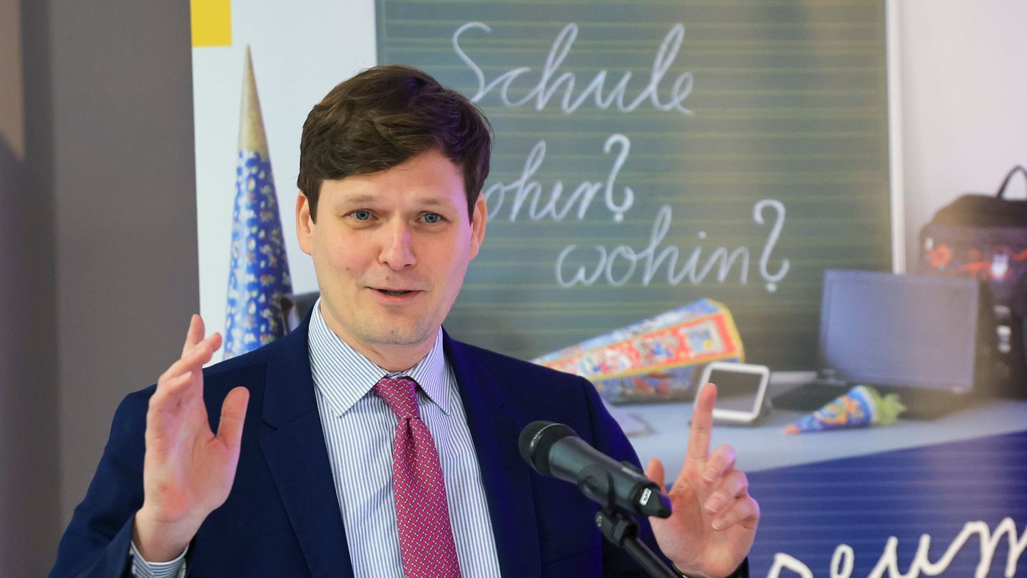 Sachsens Kultusminister Conrad Clemens (CDU) kann sich auch ein Handyverbot für Schüler der Klassenstufen 5 bis 8 vorstellen (Ar