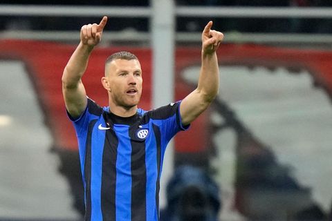 Edin Dzeko will künftig auch auf Schalke jubeln. (Archivbild) Foto: Luca Bruno/AP/dpa