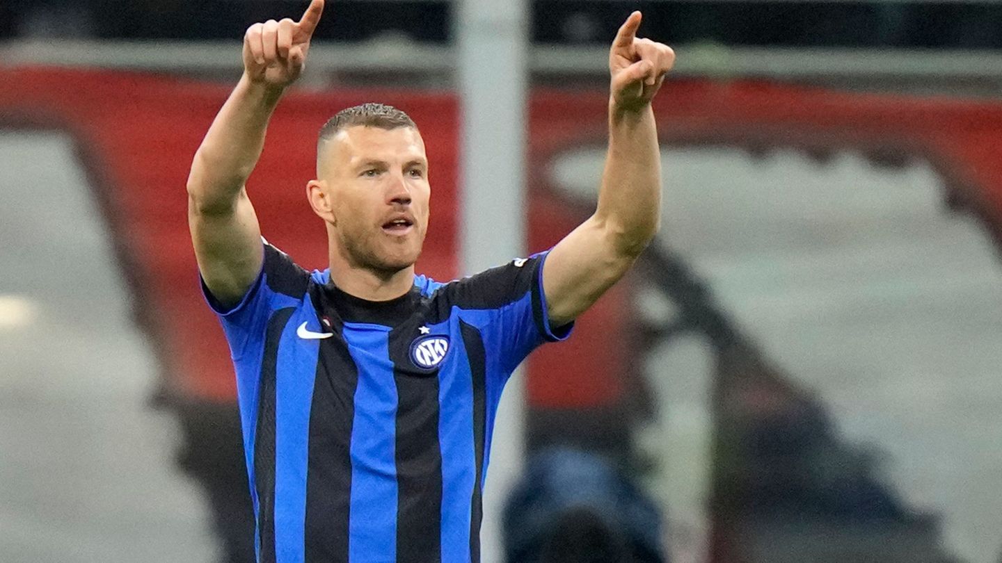 Edin Dzeko will künftig auch auf Schalke jubeln. (Archivbild) Foto: Luca Bruno/AP/dpa