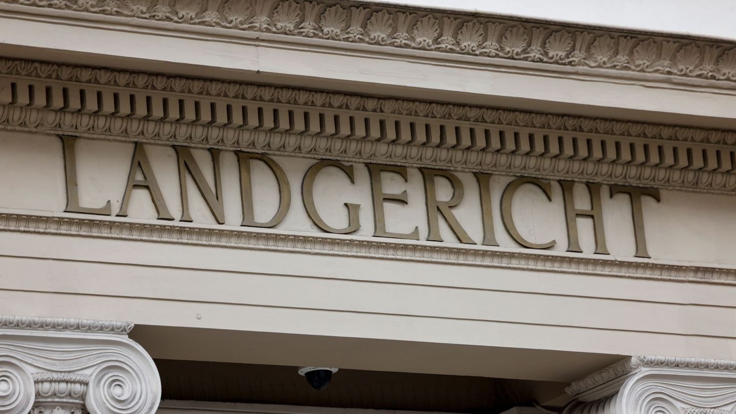 Wegen Mordes an seiner Lebensgefährtin hat das Bonner Landgericht einen 29-Jährigen zu lebenslanger Haft verurteilt. (Symbolbild