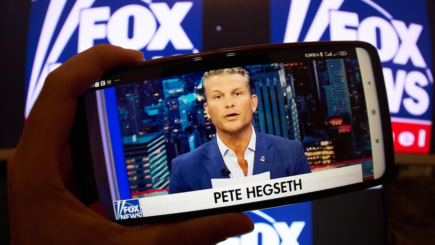 US-Verteidigungsminister Pete Hegseth auf einem Smartphone