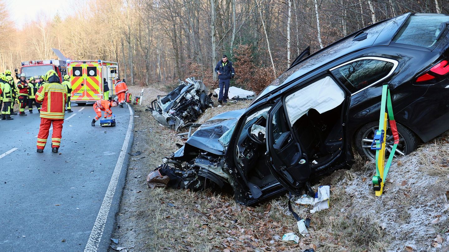 Beide Autos wurden bei dem schweren Unfall bei Mönchberg im Kreis Miltenberg stark demoliert. Foto: Ralf Hettler/dpa