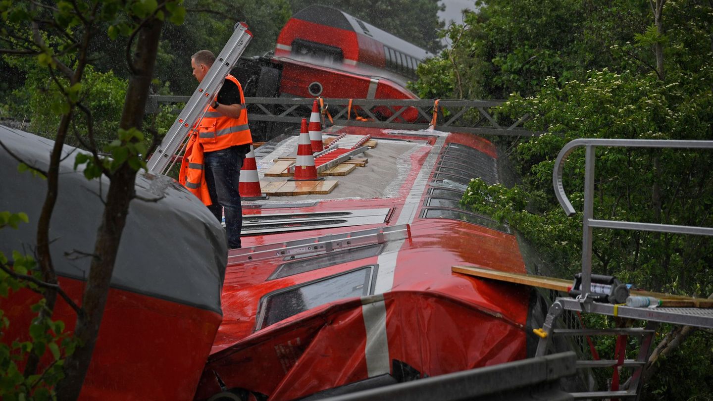 Vier Frauen sowie ein 13-Jähriger starben bei dem Unfall. (Archivbild) Foto: Uwe Lein/dpa