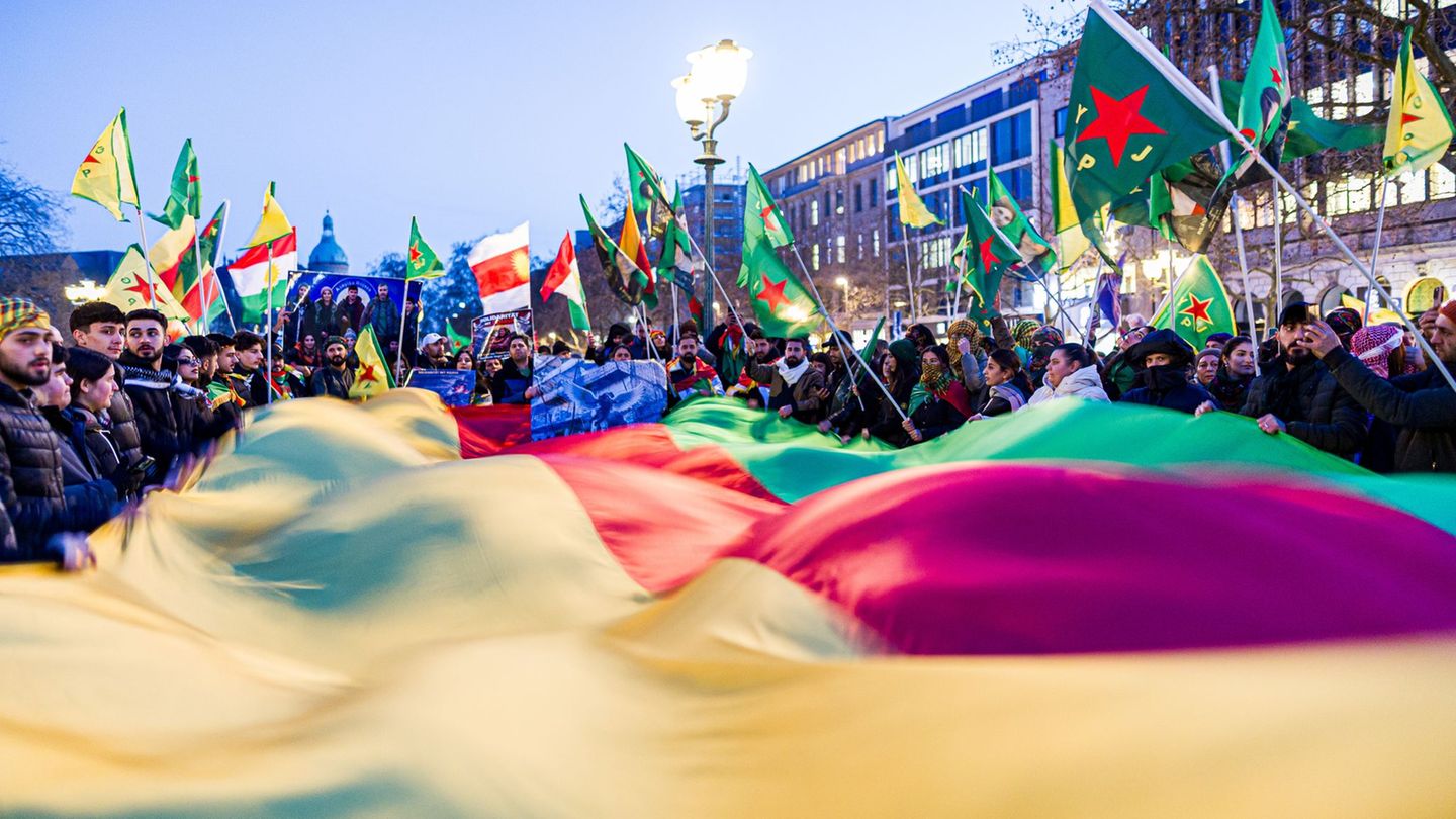 Niedersachsen-und-Bremen-Tausende-Menschen-bei-pro-kurdischen-Demonstrationen