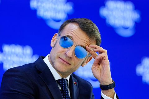 Mit diesem Foto von Macron wirbt der Hersteller inzwischen für die Luxusbrille (Archivbild). Foto: Markus Schreiber/AP/dpa