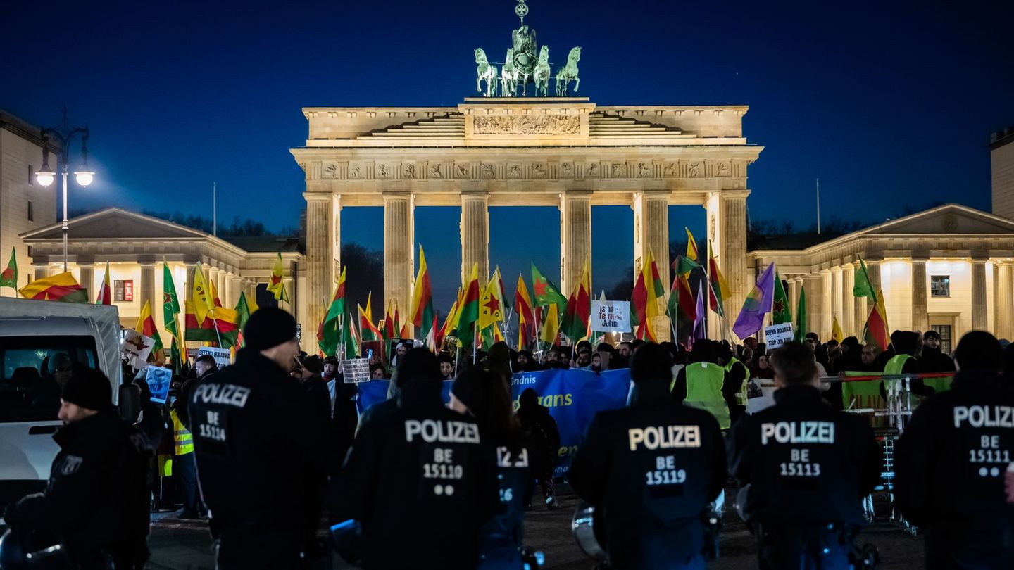 Abgeschirmt von der Berliner Polizei demonstrierten hunderte von Menschen am Brandenburger Tor aus Solidarität mit den Kurden im