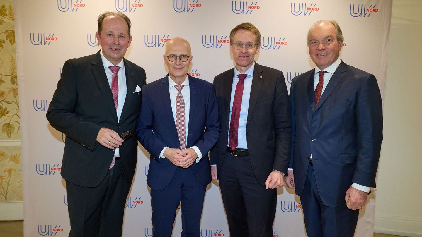 Zum Neujahrsempfang der UVNord im Hotel "Atlantic" haben sich in der Mitte der Gruppe die Regierungschefs Tschentscher und Günth