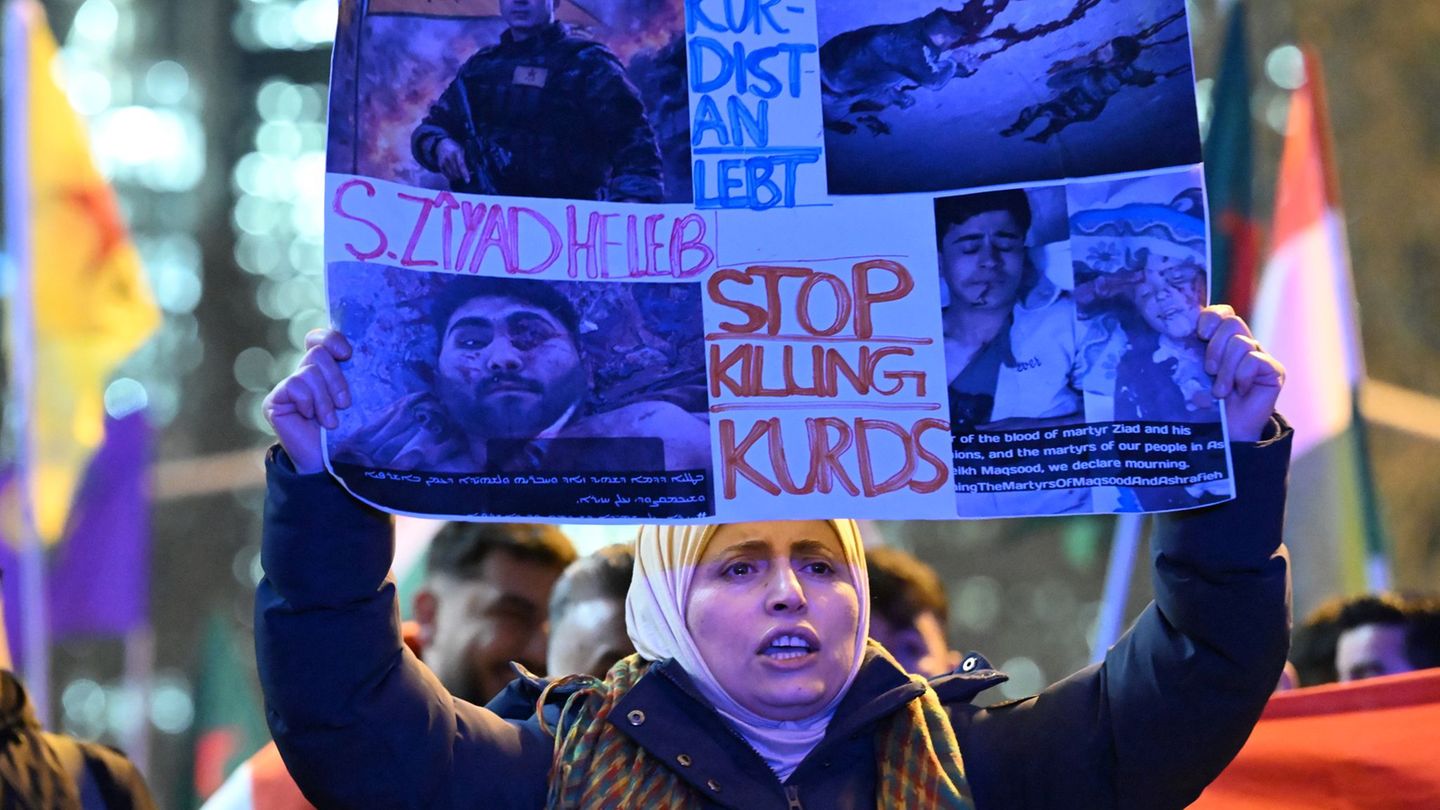 Die Demonstrierenden wollen ein Zeichen für mehr Solidarität mit Kurden in Syrien setzen. Foto: Michael Brandt/dpa