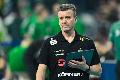 Der Dresdner Trainer Alexander Waibl verfolgt aufmerksam das Spiel. (Archivbild) Foto: Uwe Anspach/dpa