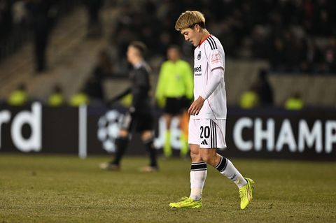 Ritsu Doan von Eintracht Frankfurt geht mit gesenktem Kopf in der Champions League über den Platz