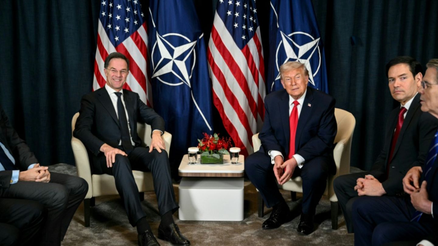 Donald Trump (r.) und Mark Rutte (l.) in Davos