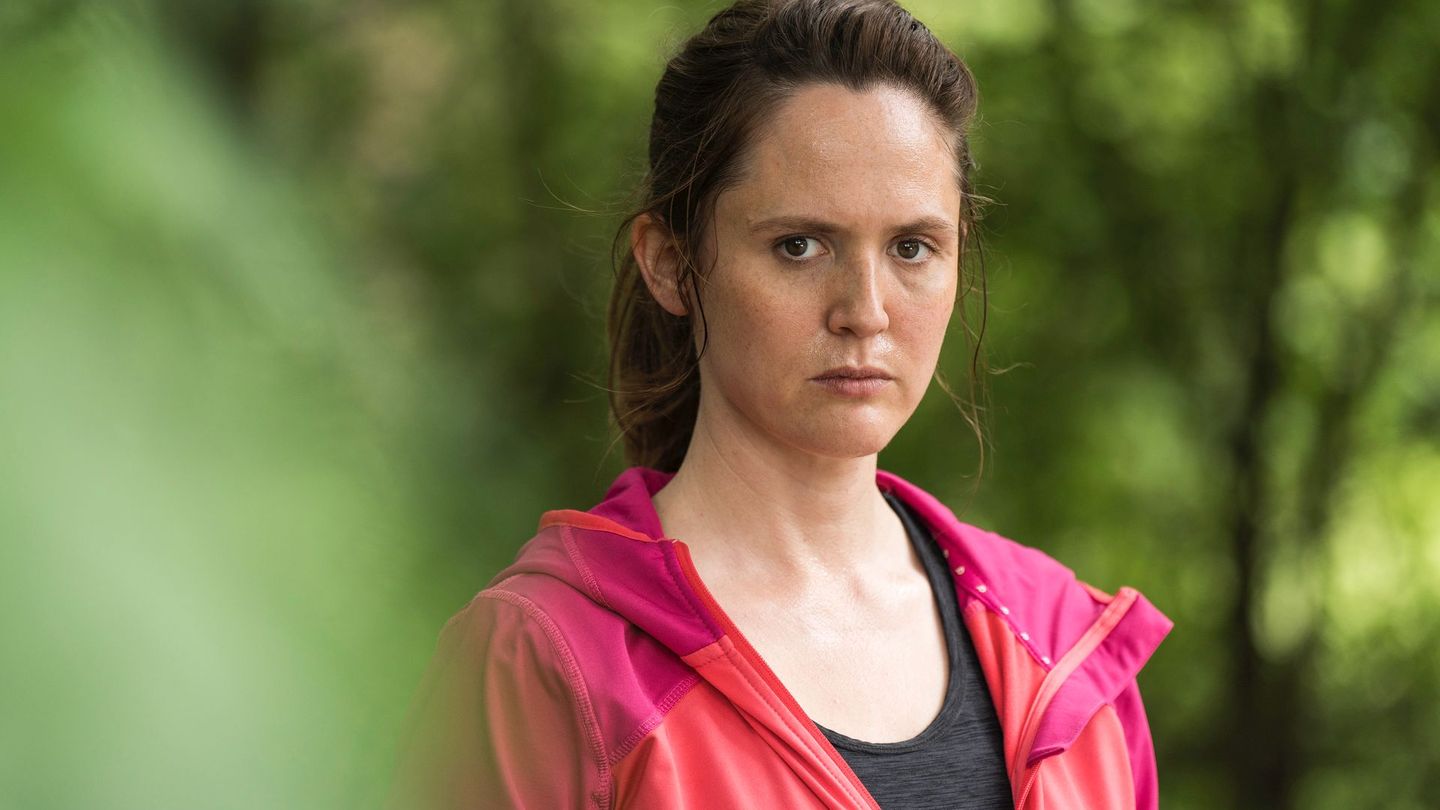 Julia (Emily Cox) weiß, dass sie es nicht leicht haben wird, dennoch möchte sie dafür kämpfen, wieder in ihr altes Leben zurückkehren zu können.