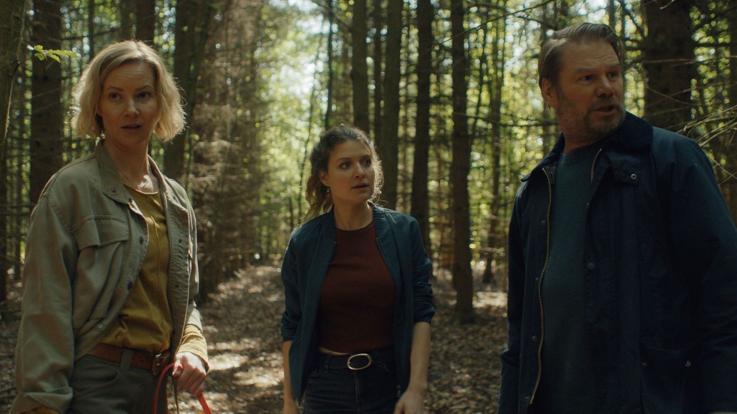 Seit dem letzten Fall sind Försterin Saskia Bergelt (Teresa Weißbach, links) und Karina Szabo (Lara Mandoki) Freundinnen, nicht zuletzt die Sorge um Robert Winkler (Kai Scheve) und seine Rettung in letzter Sekunde hat sie verbunden.