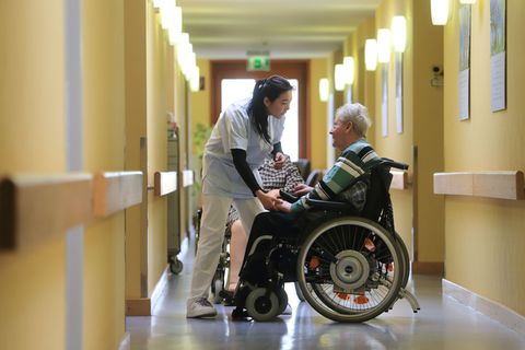 Die monatliche Eigenbeteiligung für einen Pflegeheimplatz ist in Sachsen-Anhalt gestiegen (Archivbild) Foto: Jens Wolf/dpa