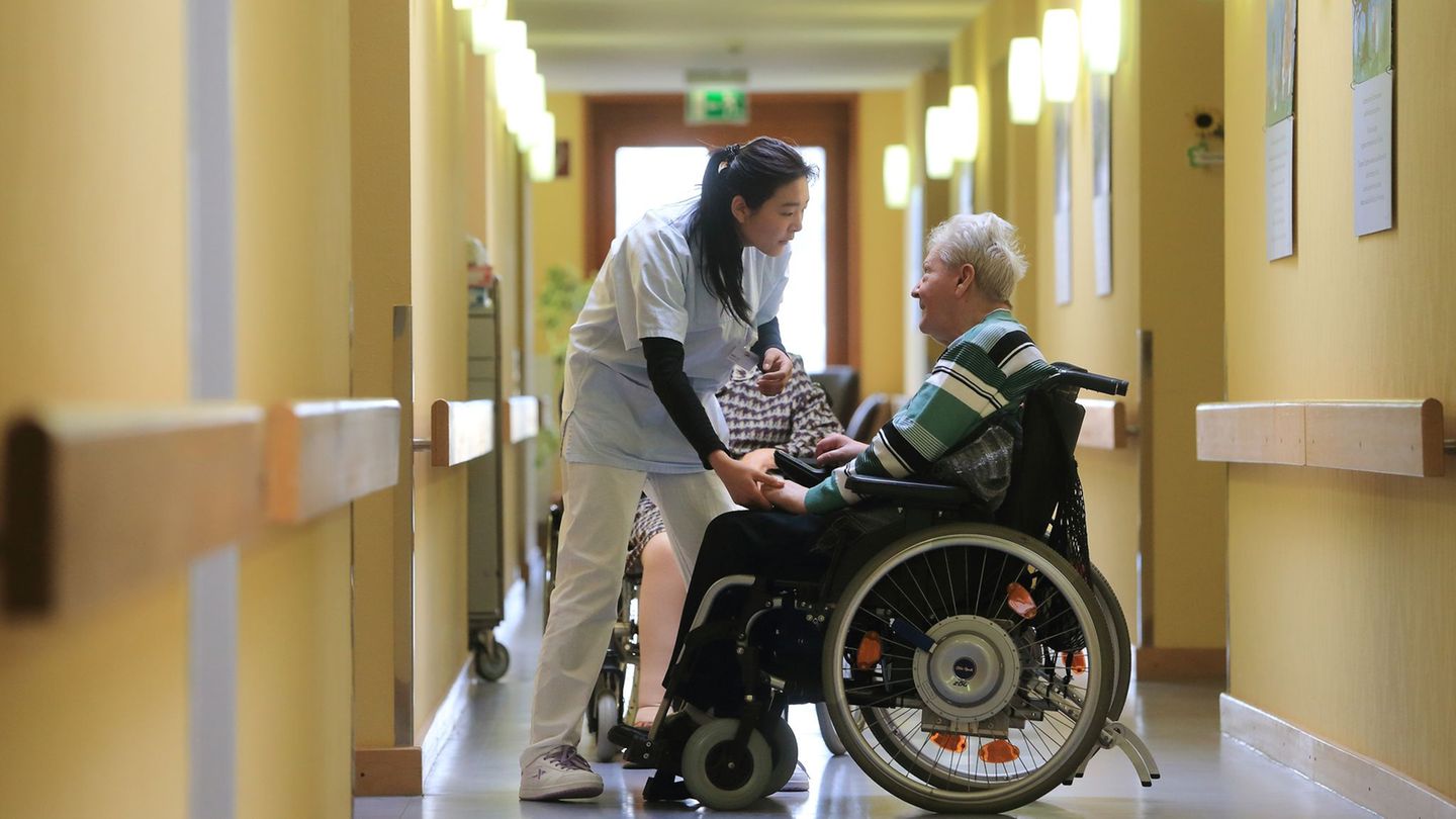 Die monatliche Eigenbeteiligung für einen Pflegeheimplatz ist in Sachsen-Anhalt gestiegen (Archivbild) Foto: Jens Wolf/dpa
