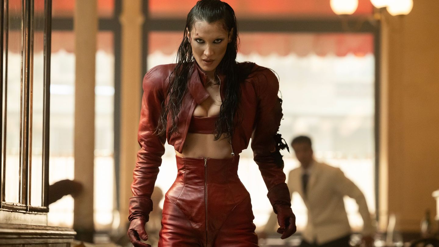 Bella Hadid in der spektakulären Eröffnungsszene der neuen Body-Horror-Serie "The Beauty". Foto: FX/DisneyStadt/dpa