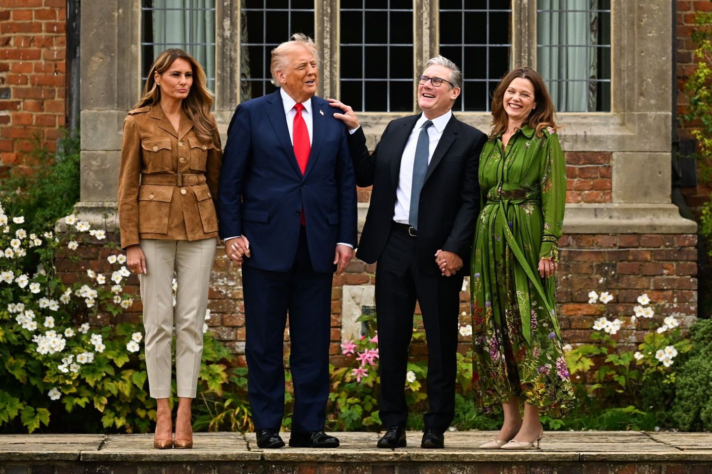 Großbritanniens Premier, Trump und Ehefrauen