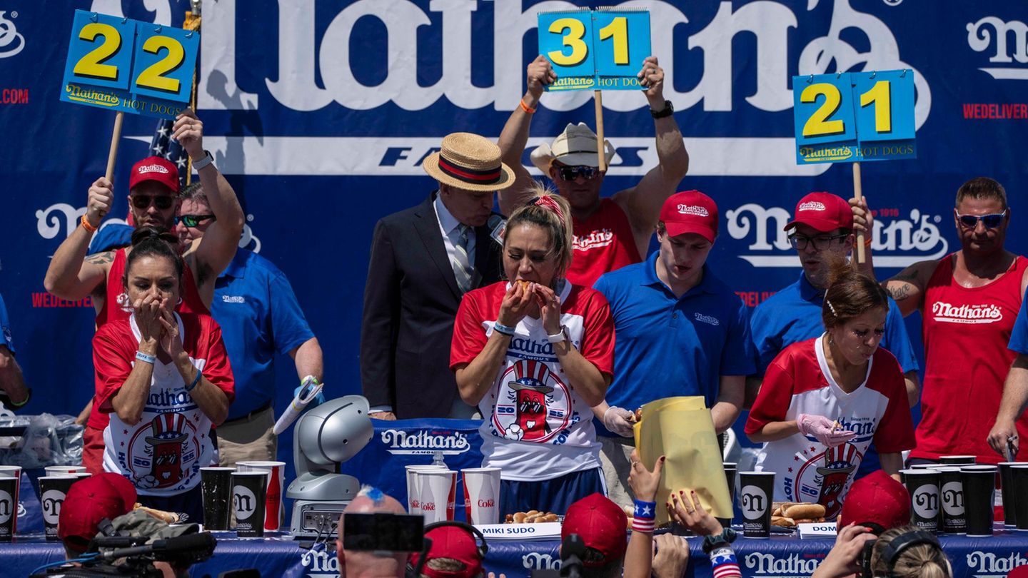 Nathan's ist international für das Hotdog-Wettessen auf Coney Island bekannt. (Archivbild) Foto: Yuki Iwamura/AP/dpa