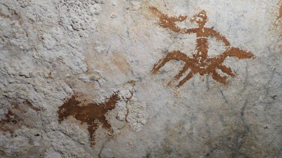Höhlenmalerei und eine Hand-Schablone in der Höhle auf Sulawesi