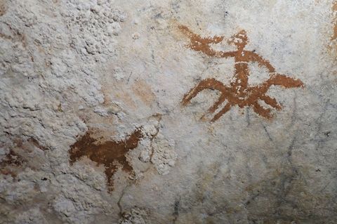 Höhlenmalerei und eine Hand-Schablone in der Höhle auf Sulawesi