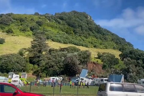 Der Erdrutsch auf einem Campingplatz begrub unter anderem den Toilettenblock. Foto: Supplied/Radio NZ/dpa