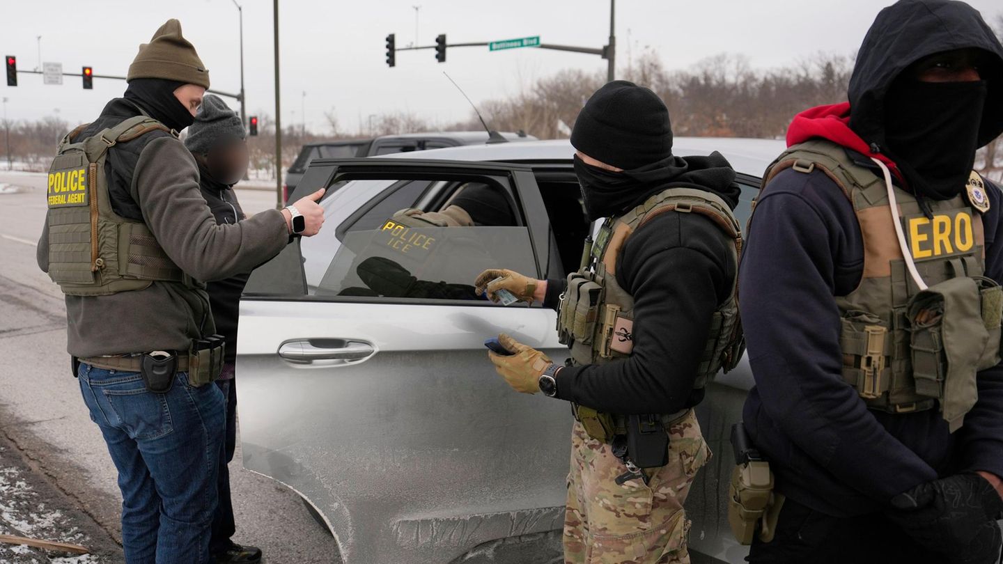 US-Medien-ICE-Beamte-nehmen-offenbar-F-nfj-hrigen-mit-und-setzen-ihn-als-K-der-ein