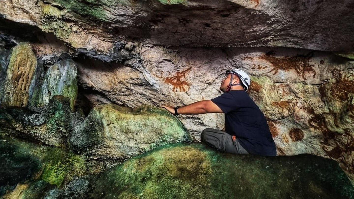 Forscher in einer Höhle auf Sulawesi: Dort wurde die bislang älteste Höhlenkunst der Welt entdeckt
