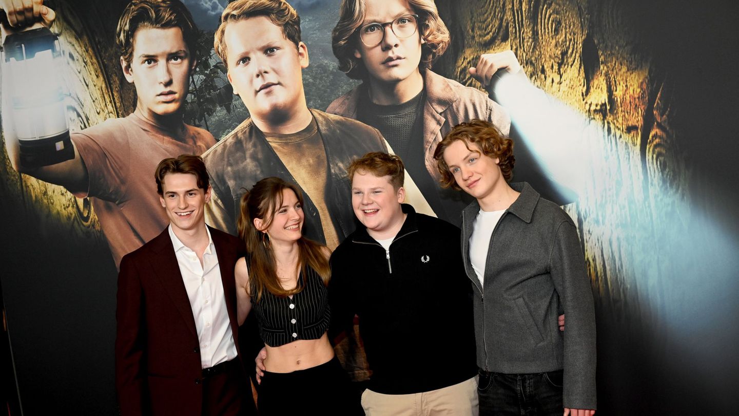 Die Schauspieler Nevio Wendt (l-r), Momo Beier, Julius Weckauf und Levi Brandl bei der Premiere. Foto: Felix Hörhager/dpa