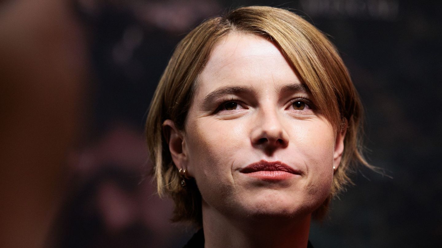 Jessie Buckley wird als Anwärterin auf einen Oscar als beste Hauptdarstellerin gehandelt. (Archivbild) Foto: Carsten Koall/dpa