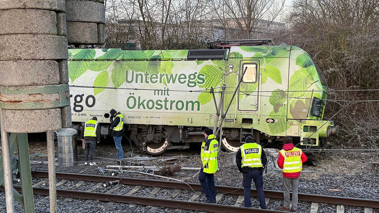 Eine Lok war entgleist und hatte Schäden an der Oberleitung ausgelöst. Foto: Mike Seeboth/dpa