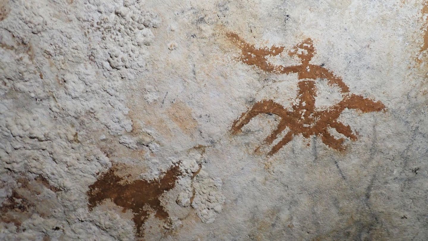 Höhlenmalerei und eine Hand-Schablone in einer Höhle auf Sulawesi