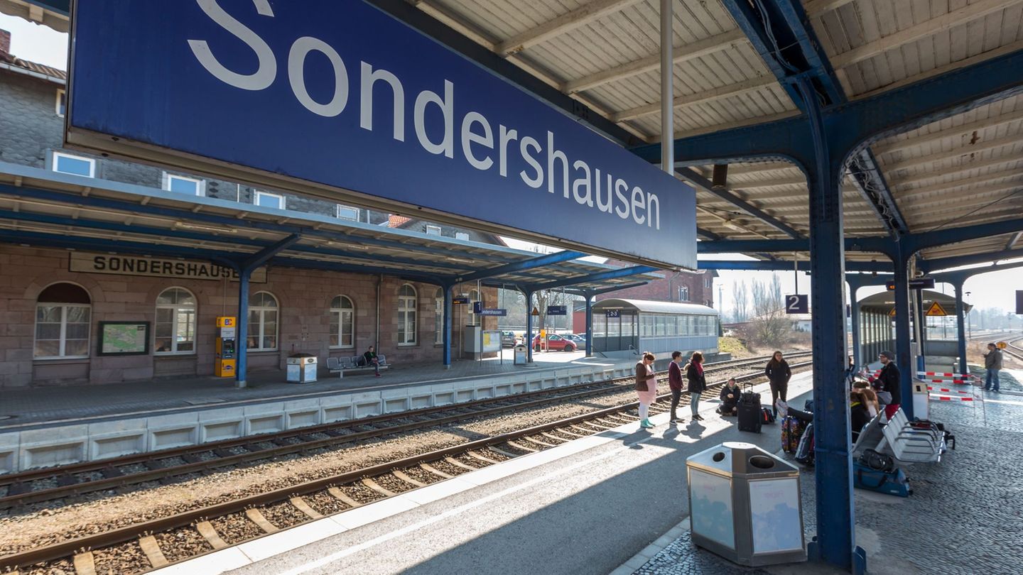 Die Stadt Sondershausen sucht einen Käufer für ihr denkmalgeschütztes Bahnhofsensemble. Das Gebäude liegt an der Bahnstrecke zwi