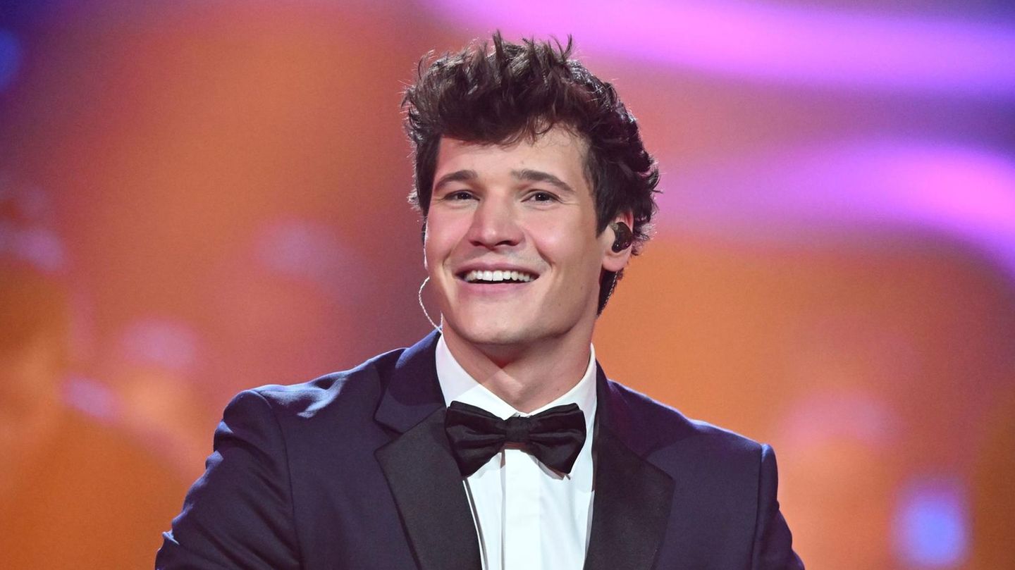 Sänger Wincent Weiss im Anzug auf der Bühne