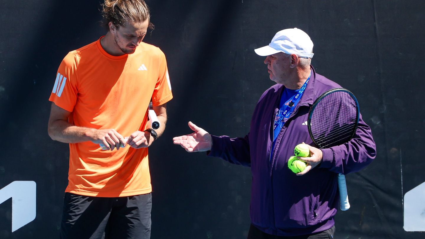 Alexander Zverev scheint der Fuß vor der Partie gegen Cameron Norrie keine Sorgen zu bereiten. Foto: Frank Molter/dpa